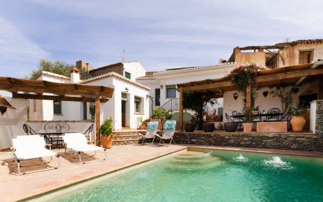 Casa principal  (2 habitaciones) y anexo izquierda (1 habitación)